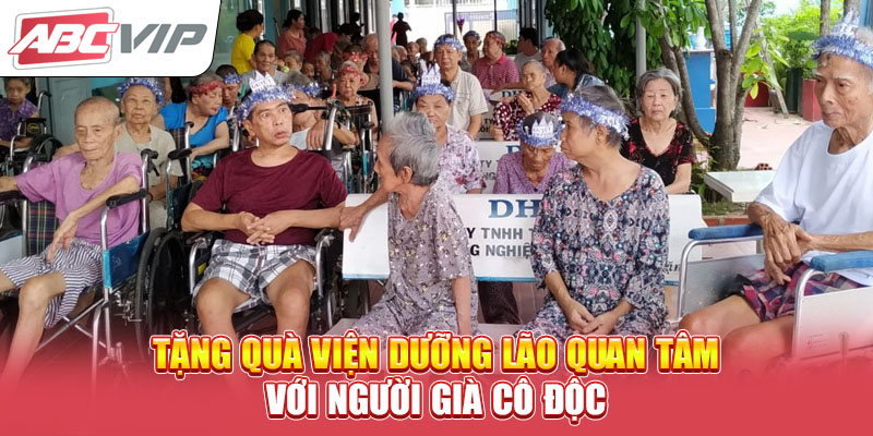 abcvip-tang-qua-vien-duong-lao-quan-tam-voi-nguoi-gia-co-doc